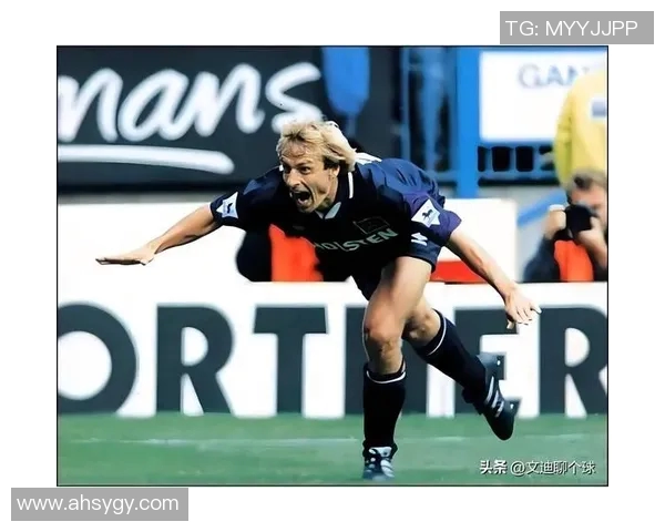 足球明星的传奇人生与球场背后的故事探秘