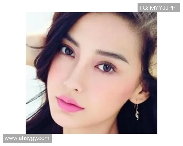 足球明星粉色头发女展现个性魅力引领时尚潮流成为新一代偶像